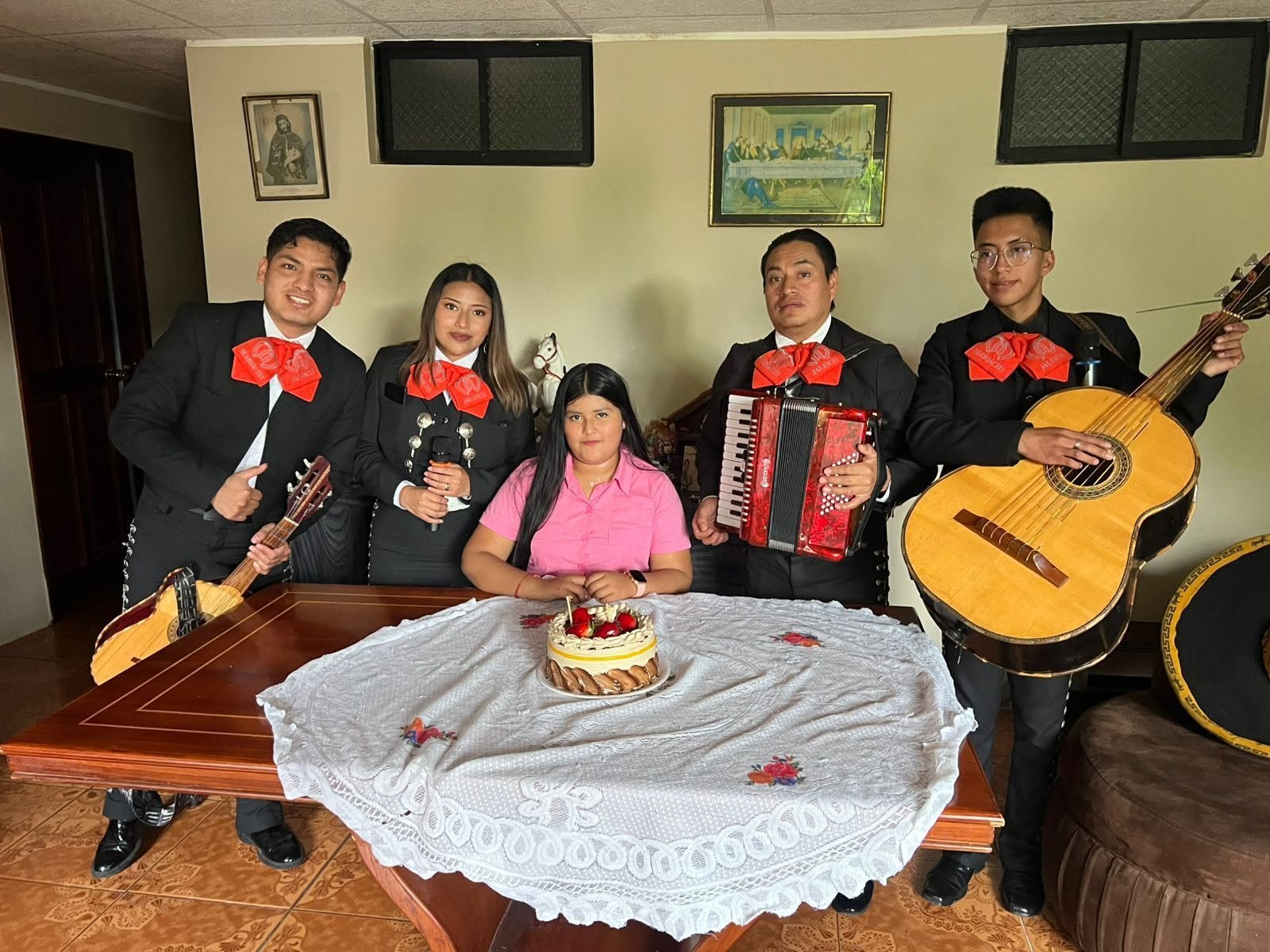 Mariachi Nuevo Jalisco de Quito en presentación